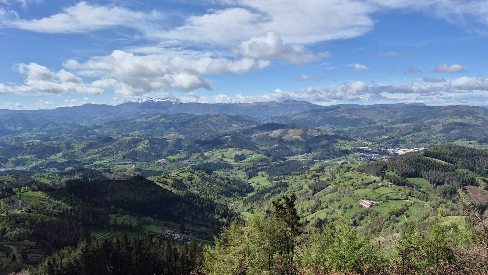 Las impresionantes vistas desde la cruz de Izazpi