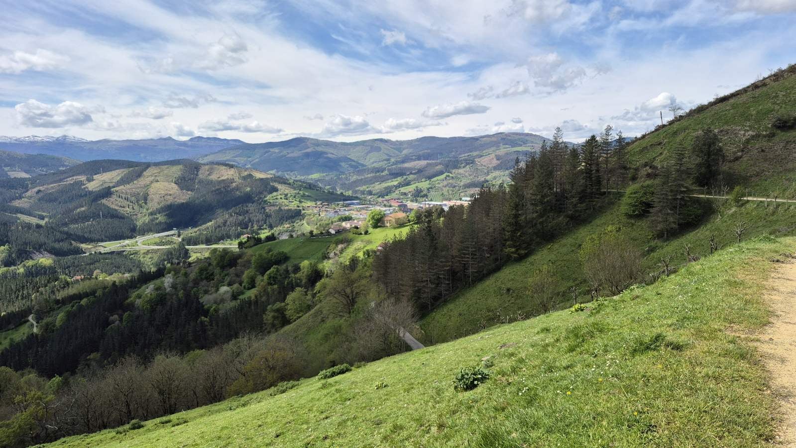 Las impresionantes vistas desde la cruz de Izazpi