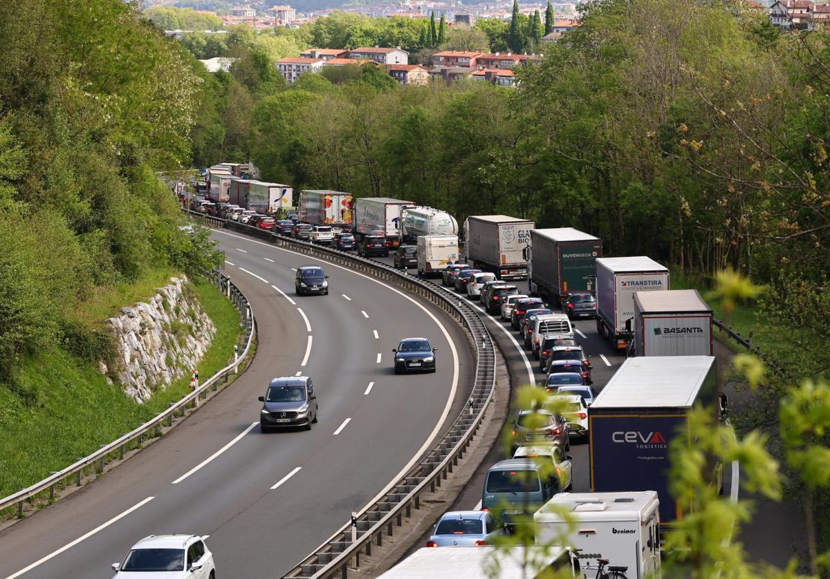 Retenciones en la AP-8 en Irun dirección Francia este jueves a mediodía