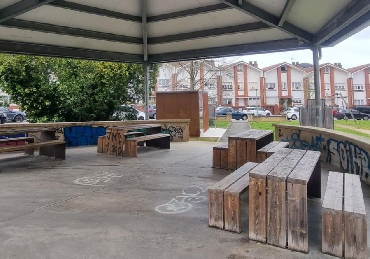 Renovación de las mesas de Berrasoeta a petición de los adolescentes