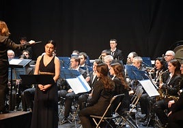 Un momento del concierto con la solista Zuhara Etxabe.