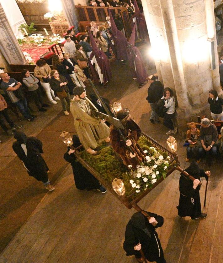 Imagen secundaria 2 - ​Segura celebra un Viernes Santo íntimo y solemne bajo techo