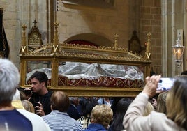 Procesión de Viernes Santo en el interior de la Parroquia.