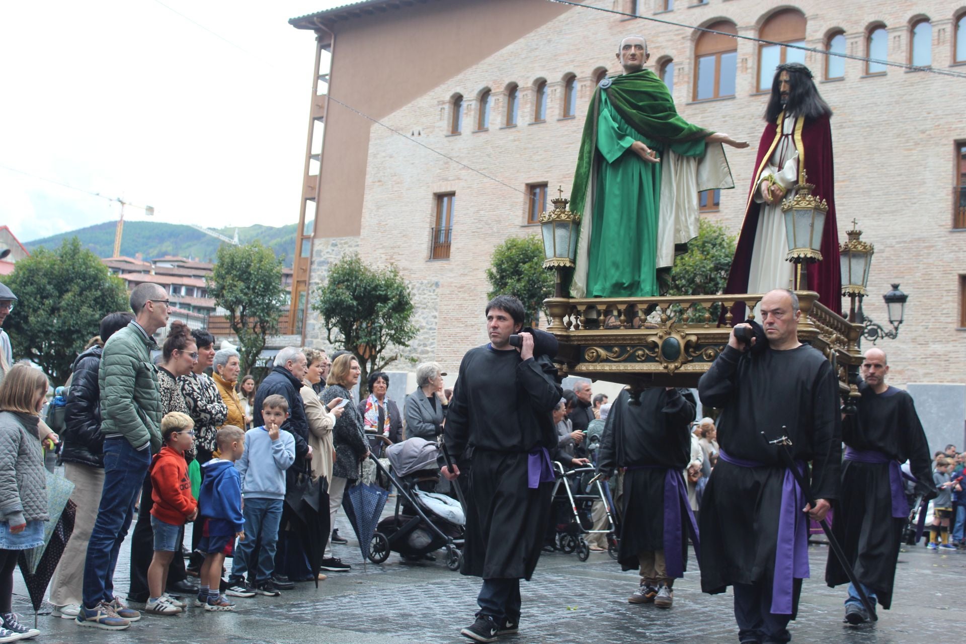 Una procesión más reducida de lo habitual en Azkoitia