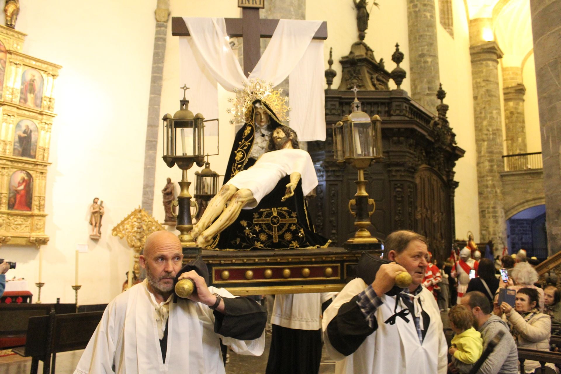 Una procesión más reducida de lo habitual en Azkoitia