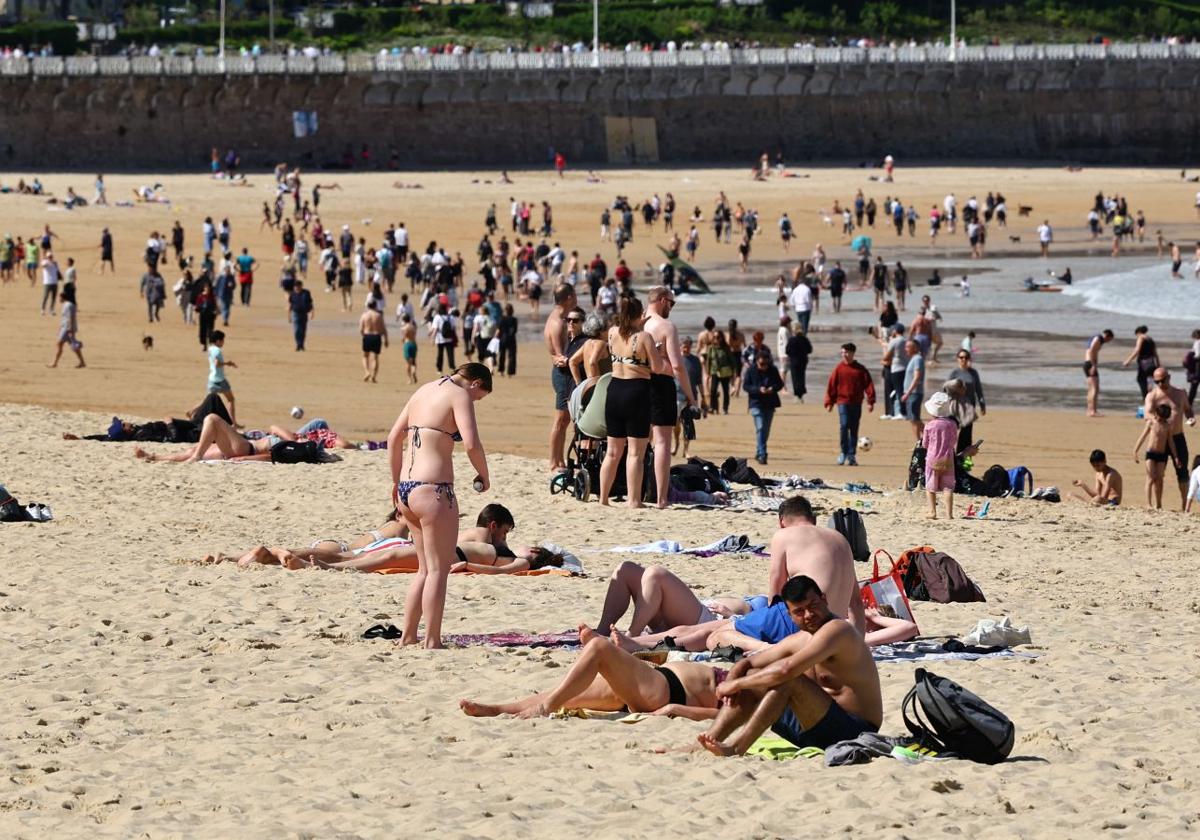 Los arenales se llenaron de bañistas durante la mañana de Viernes Santo.