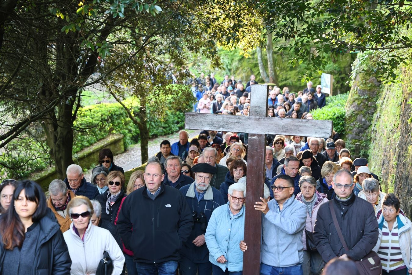 El sol acompaña a los fieles en el Via Crucis al Cristo de la Mota