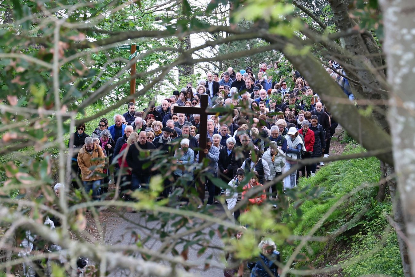 El sol acompaña a los fieles en el Via Crucis al Cristo de la Mota