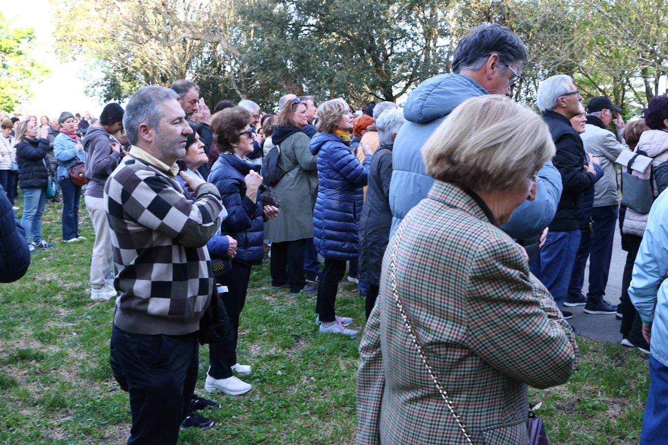 El sol acompaña a los fieles en el Via Crucis al Cristo de la Mota