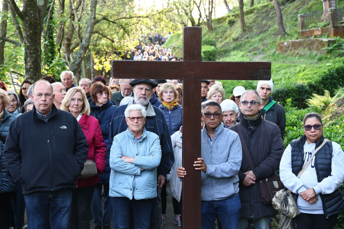 El sol acompaña a los fieles en el Via Crucis al Cristo de la Mota