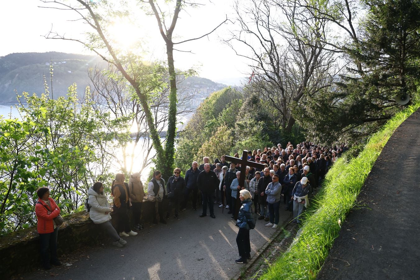 El sol acompaña a los fieles en el Via Crucis al Cristo de la Mota