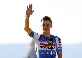 Remco Evenepoel reaparece «con el hombro vendado» en la Flecha Brabanzona