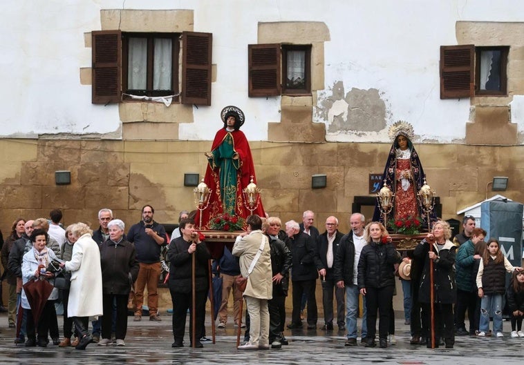 Los vecinos de Pasai Donibane se preparan para los pasos de la Procesión del Santo Entierro este viernes.