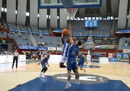 Daishon Smith, imponente, se dispone a anotar una canasta ante un rival ovetense.