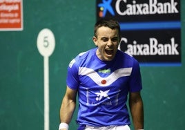 Iker Larrazabal celebra uno de sus tantos.