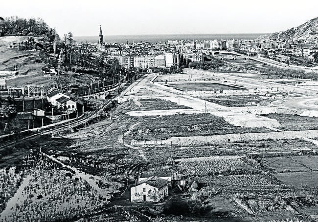 Las marismas desecadas hacia 1944, con el caserío Santiago en primer plano. Fondo Galarza, S.T.M.