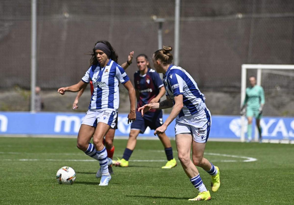 Las jugadoras de la Real, en el derbi en Zubieta.