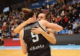 María Eraunzetamurgil abraza a Alba Prieto tras el pitido final del partido en Lugo.