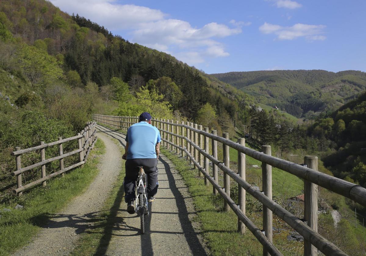 El tren de Plazaola, una historia entre minas y ciclistas