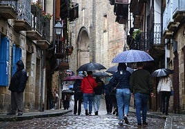 Los arenales se llenaron de bañistas durante la mañana de Viernes Santo.