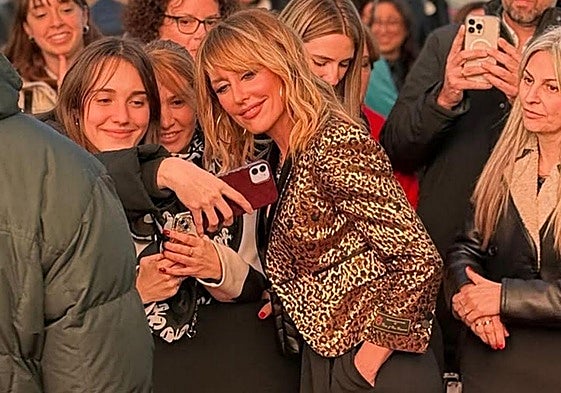 Emma García posa con fans antes del estreno de una serie.