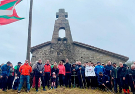 Aitor Esteban ha participado esta mañana en la subida al monte Bizkargi, a la que también ha asistido Andoni Ortuzar