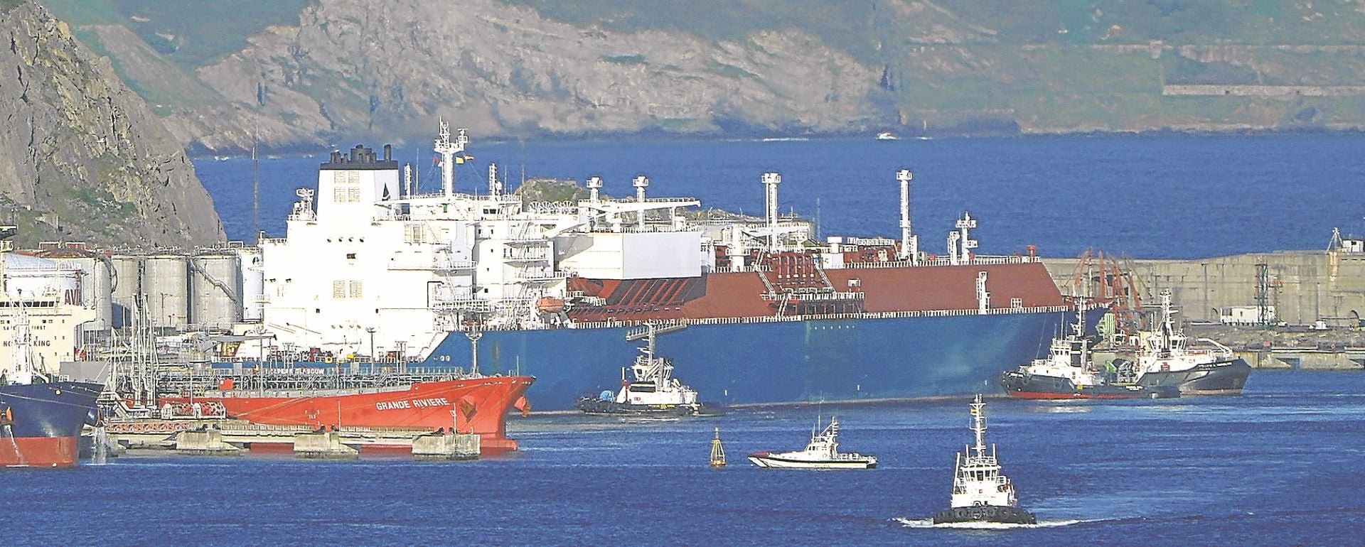 Varios remolcadores ayudan en el atraque del Sea Peak Glasgow, que llegó de la localidad estadounidense de Freeport a Bilbao el pasado miércoles.