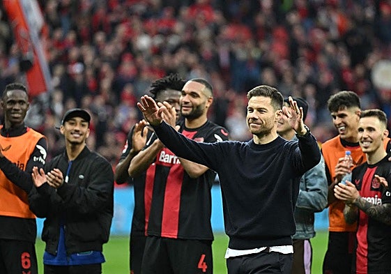 Xabi Alonso junto a sus jugadores durante la celebración del título de campeones de la Bundesliga 23/24.