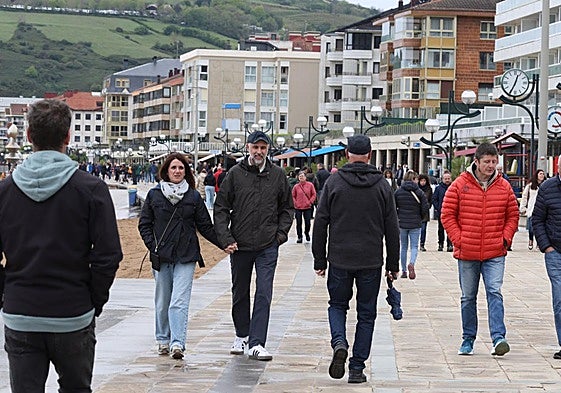 El malecón de Zarautz lleno el sábado al mediodía.