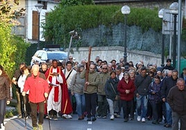 Muchísimas personas acudieron a las 8.00 horas del Viernes Santo a participar en el vía Crucis que guió el padre Gisbert.