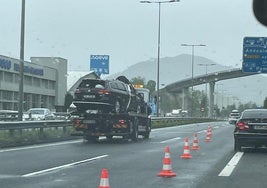El vehículo accidentado sobre la grúa que lo ha retirado.