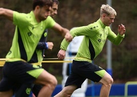 Óskarrson, junto a Goti en el entrenamiento de este lunes en Zubieta