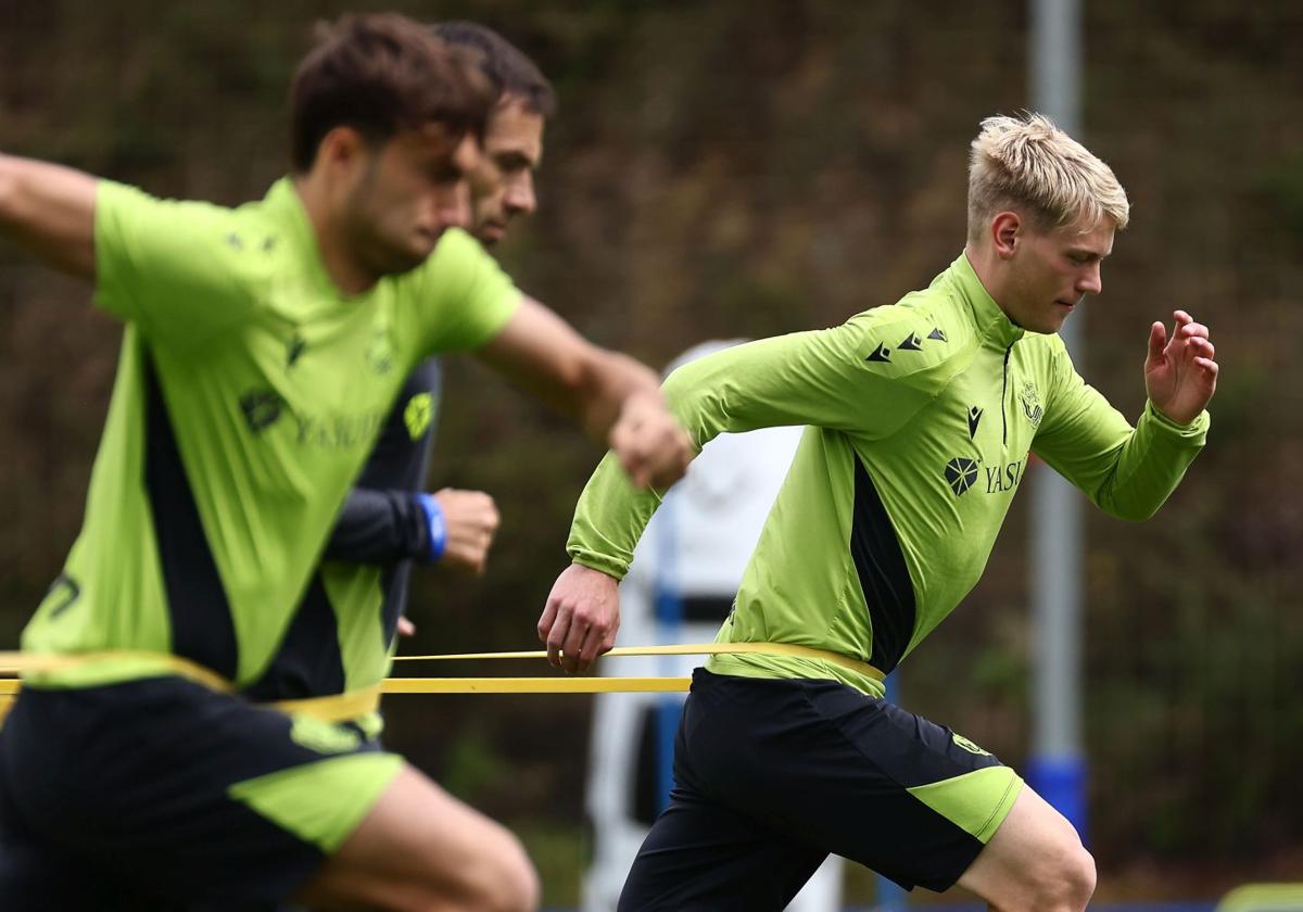 Óskarrson, junto a Goti en el entrenamiento de este lunes en Zubieta