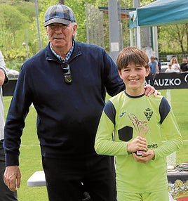 Martin Mendiburu, mejor portero, junto al mítico Jose Angel Iribar.