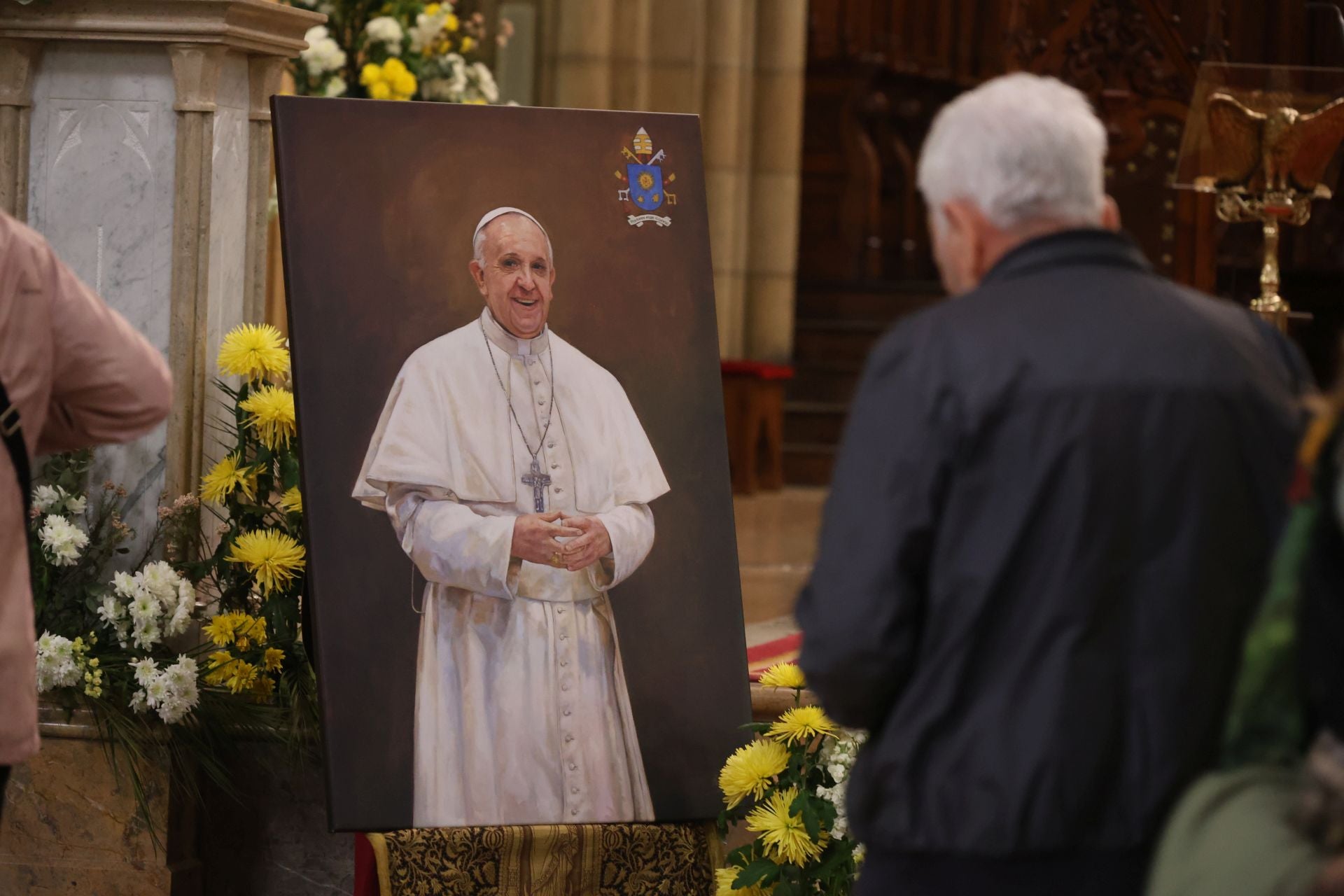 Imagen secundaria 2 - Cientos de personas se despiden del Papa Francisco en la misa del Lunes de Pascua celebrada en el Buen Pastor