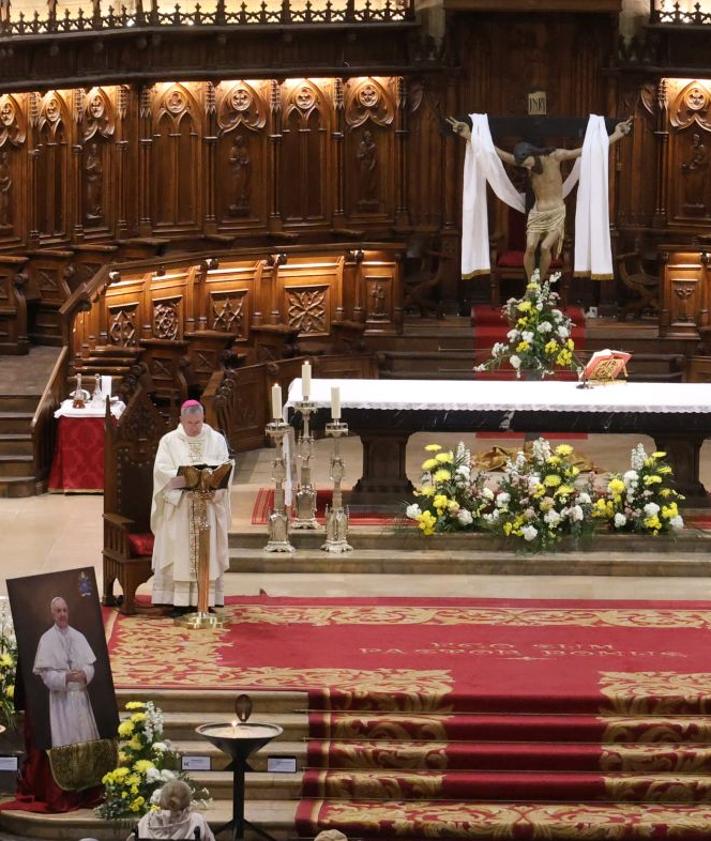 Imagen secundaria 2 - Cientos de personas se despiden del Papa Francisco en la misa del Lunes de Pascua celebrada en el Buen Pastor