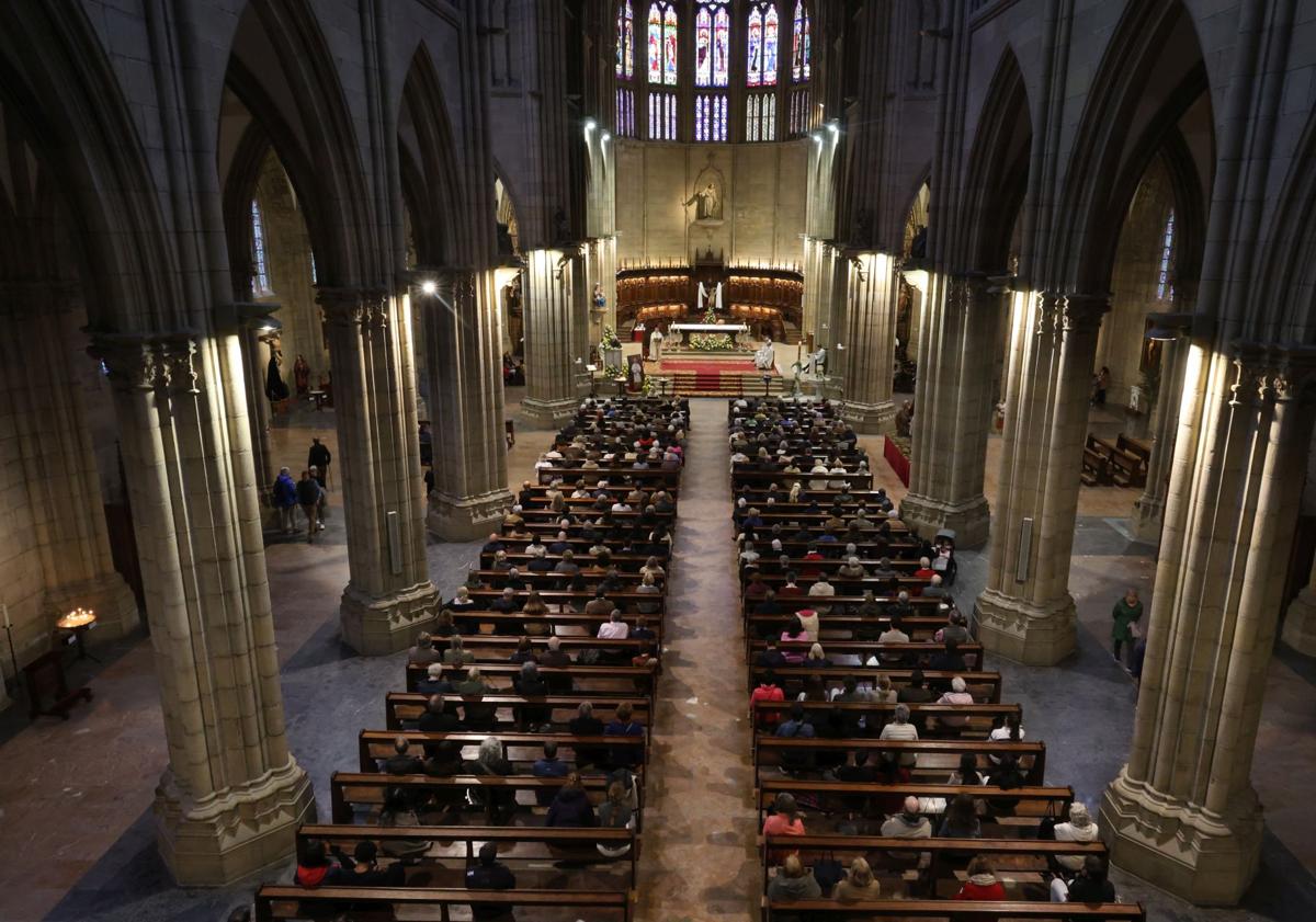 Imagen principal - Cientos de personas se despiden del Papa Francisco en la misa del Lunes de Pascua celebrada en el Buen Pastor