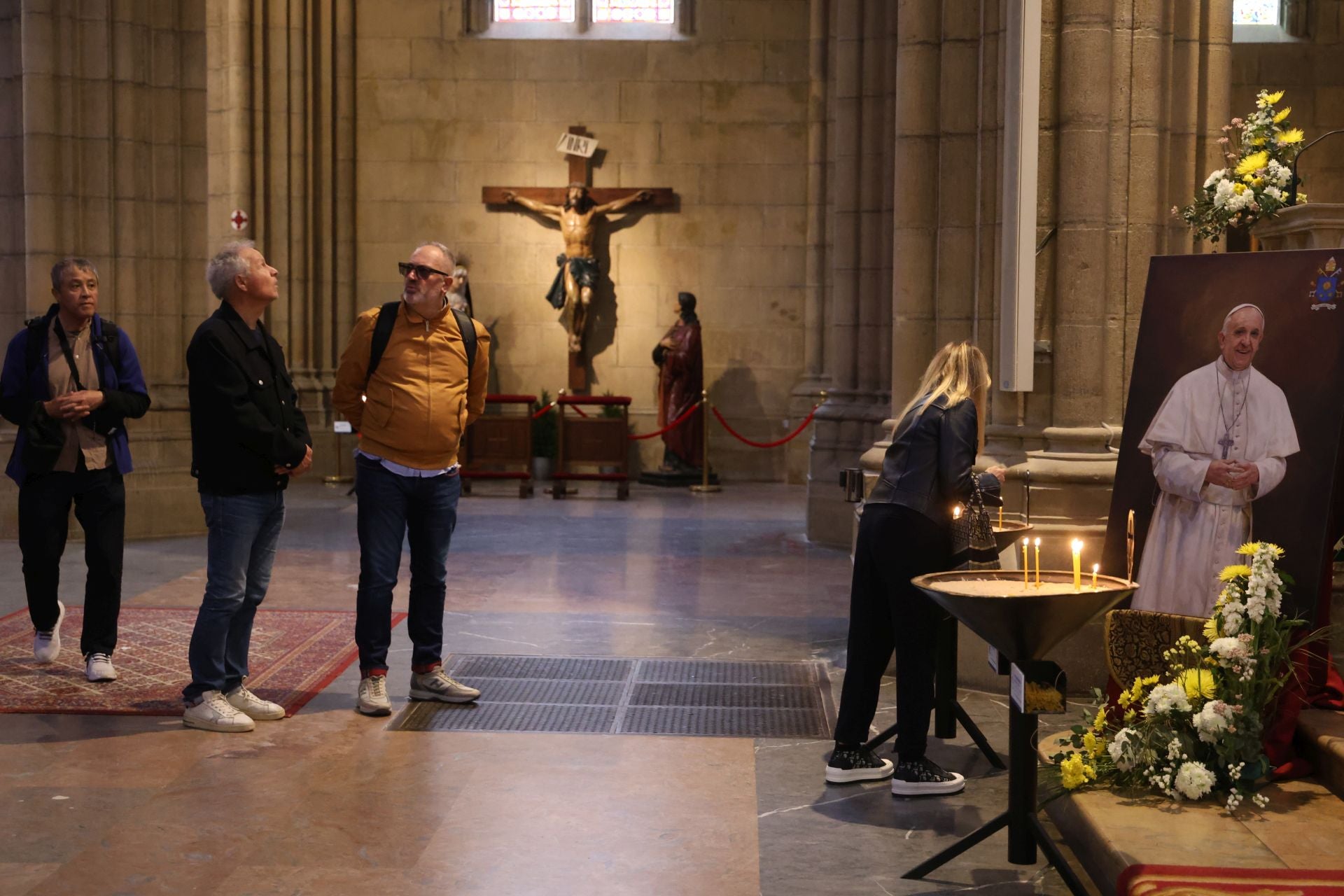 Imagen secundaria 1 - Cientos de personas se despiden del Papa Francisco en la misa del Lunes de Pascua celebrada en el Buen Pastor