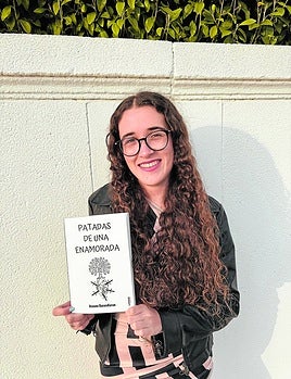 Itsasne Barandiaran con una copia de su libro 'Patadas de una enamorada'.