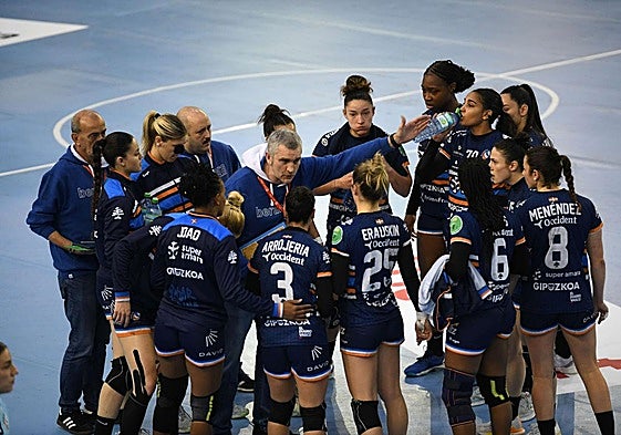 Imanol Álvarez da instrucciones durante un tiempo muerto