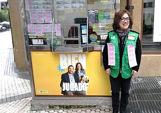 María Jesús, vendedora de la ONCE que repartió cuatro premio de 20.000 euros cada uno en su quiosco de San Sebastián.