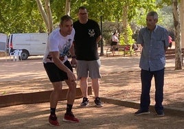 Kike García juega a la petanca en el parque de su pueblo.