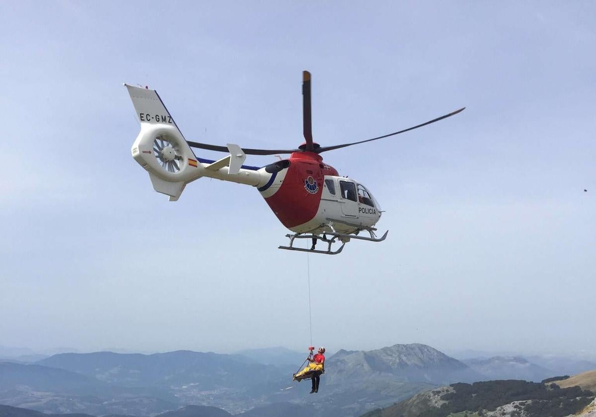 Rescatada en helicóptero en una zona de monte de Zumarraga tras sufrir una caída