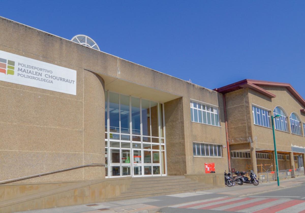 Imagen exterior del polideportivo municipal.