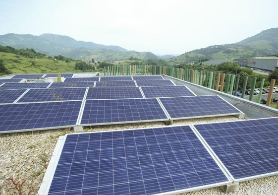 Placas solares en el centro Lehiberri, ubicado en el polígono industrial Apatta Erreka.