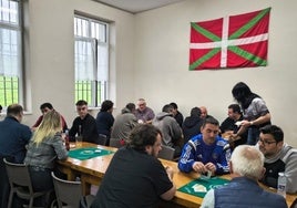 Los ganadores del campeonato de mus posan con sus trofeos en una edición para el recuerdo.
