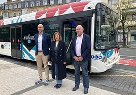 Erremundeguy, Laborda e Irigoyen posan frente a un autobús de la red Txik Txak.
