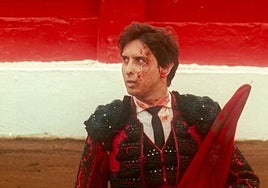 Roca Rey en un fotograma con la cara ensangrentada.