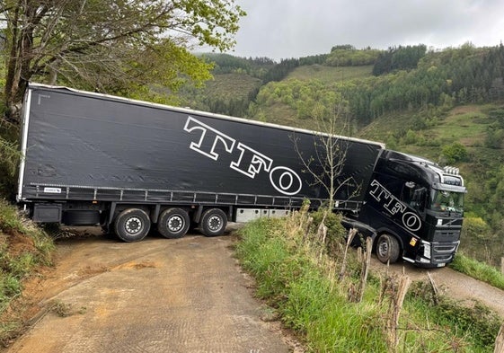 El camión atascado en uno de los caminos cercanos a Soraluze