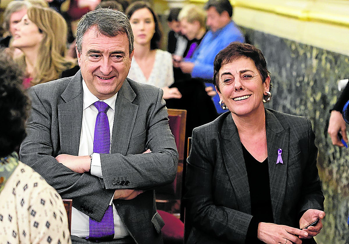 El presidente del PNV, Aitor Esteban, y la portavoz de EH Bildu en el Congreso, Mertxe Aizpurua.